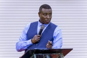 Apotre Dr Paul Gitwaza yakumiriye ku ruhimbi abasore batoboye amatwi n’abafite dreadlocks ndetse n’inkumi zambara amapantaro