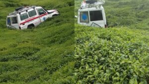 Imbangukiragutabara y’ibitaro bya Kabaya yakoze impanuka irenga imuhanda igwa mu cyayi – AMAFOTO