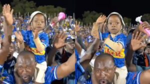 Ubu-Rayon buvukanwa mu maraso! Umwana muto wihebeye Rayon Sports yagaragaye mu bafana arimo aririmba Murera – VIDEO