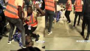 Umufana ukomeye cyane wa Rayon Sports uzwi nka ‘Rwarutabura’ yakubitiwe kuri Stade nyuma y’umukino wahuje Murera na Kiyovu Sports – VIDEO