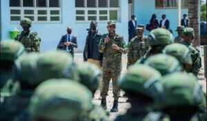 Perezida Kagame yasabye abasirikare bari mu butumwa hanze kudahangayikishwa n’umutekano w’u Rwanda