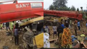 Gatsibo habereye impanuka y’imashini yifashishwa mu bwubatsi yarenze umuhanda igonga inzu 4 z’abaturage hapfiramo umwana w’imyaka 3 wari urikugenda n’amaguru 
