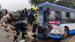Kigali: Abantu 23 nibo bakomerekeye mu mpanuka ya bisi nini itwara abagenzi yagonganye n’imodoka yo mu bwoko bwa Toyota Hilux