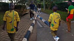 Video ya Weekend: Mu gahinda kenshi, Legend Nzovu yangiwe kwinjira muri stade Amahoro ngo areba Amavubi na Nigeria – VIDEO