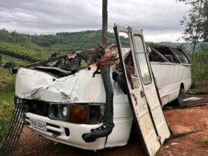 Imodoka yari itwaye abagenzi yakoze impanuka ikomeye ubwo yavaga Nyamasheke yerekeza i Huye – AMAFOTO