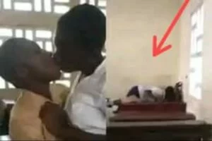 Umusore yabanje kumukuramo ikariso! Umukobwa n’umuhungu bafashwe Amashusho bari gusambanira mu ishuri mu gihe cyagenewe amasomo – VIDEO