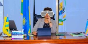 Inshoreke ya Meya wa karere yicaye mu ntebe nkuru y’Akarere arifotoza ubundi arapostinga kariyeri ya Meya ihita irangira