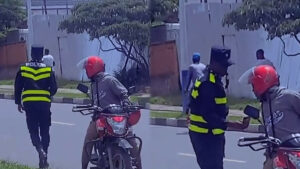 Ntabwo yari aziko hari Camera iri kumureba! – Amashusho y’umupolisi wahagaritse umumotari akomeje Kurikoroza bitewe n’ibyo yakoze atazi ko hari camera iri kumureba – Video