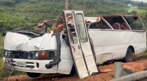 Abagenzi 13 bahise bajyanwa mu bitaro bya CHUB! Imodoka yari atwaye abagenzi yavaga Nyamasheke yerekeza i Huye yakoze impanuka iteye ubwoba irenga umuhanda