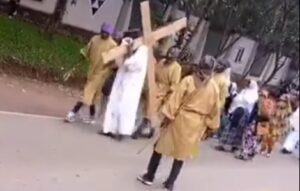 Yagendaga akubitwa inkoni z’ibitugu! Umukino wo kwibuka urupfu rwa Yesu i Huye wateje impagarara ku mbuga nkoranyambaga, bagize impuwe basaba RIB gutabara uyu wakubitwaga – VIDEWO