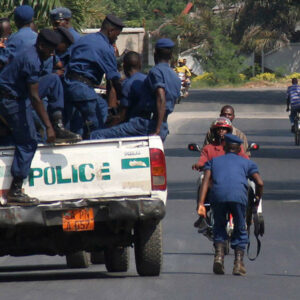 Mu ijoro ryo ku wa gatatu, Umupolisi yaranyweye arasinda arasa umumotari mu mutwe ahita apfa