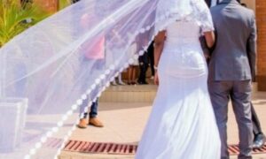 Umusore yashatse gukoresha agakingirizo ku munsi w’ubukwe, umugeni arabyanga! Kamonyi, umugeni yatawe muri yombi na RIB nyuma y’ibyabaye ku mugabo we basezeranye nyuma y’iminsi ibiri gusa bamenyanye