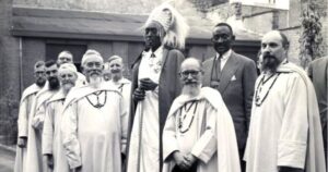 Ubundi buhemu bw’u Bubiligi – Rudahigwa yabahonze amafaranga ngo bamuhe umugogo wa Musinga, barayarya