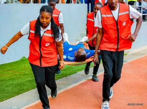 Yahise yihutanwa muri Ambulance! APR FC yatsinze ibitego cya 2 umufana wa Rayon Sports ahita agwa igihumure – AMAFOTO