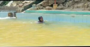 Umugore w’umukuru w’igihugu cy’u Burundi yagaragaye arimo kwinezeza mu mazi nyuma yo kohereza abandi basirikare benshi kurwanya M23 na Twirwaneho