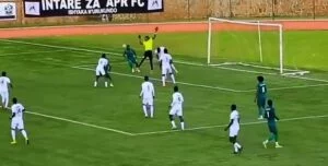 Yamukuruye bimwe bya Kinyarwanda umusifuzi arabyirengagiza! – Amashusho agaragaza Penality yagombaga guhabwa Muhazi United igahita inganya na Apr Fc bikarangira bayibimye byatumye Rayon Sports ibura amahirwe yanyuma ku gikombe – VIDEWO