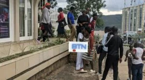 Abaturage bakoze igisa nk’imyigaragambyo bahamagaza RIB ngo ite muri yombi abayobozi ba Energy Trading ishinjwa gucucura abaturage ibabeshya ko izabungukira