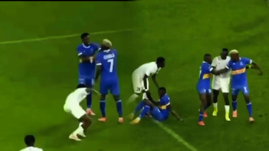 Ibi ubikoze muri Apr Fc wahita utaha! – Abakinnyi ba Rayon Sports ubwo bari bamaze gutsindwa bafatanye mu mashingu bakizwa n’abakinnyi ba APR FC – VIDEWO