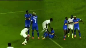 Ibi ubikoze muri Apr Fc wahita utaha! – Abakinnyi ba Rayon Sports ubwo bari bamaze gutsindwa bafatanye mu mashingu bakizwa n’abakinnyi ba APR FC – VIDEWO