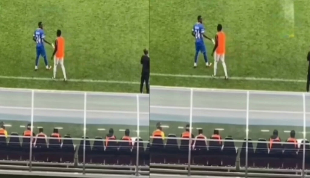 Abakinnyi ba APR FC bavuye ku ntebe y’abasimbura bajya kuramira Bugingo Hakim! Byashyize abakunzi ba Rayon Sports mu rujijo ku bucuti buvugwa hagati ya bugingo Hakim na APR FC – VIDEO 