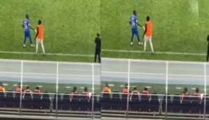 Abakinnyi ba APR FC bavuye ku ntebe y’abasimbura bajya kuramira Bugingo Hakim! Byashyize abakunzi ba Rayon Sports mu rujijo ku bucuti buvugwa hagati ya bugingo Hakim na APR FC – VIDEO 