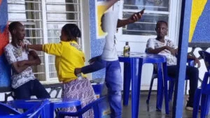“Nyishyura” Yaka Mwana yakubitiwe mu kabari n’umugore ajya abomora, amacupa n’amabuye bivuza ubuhuha – VIDEWO