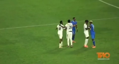 Abakinnyi ba APR FC nibo baje gukiza! Nyuma y’umukino Rayon Sports yatsinzwemo na APR FC, abakinnyi ba Murera barimo Biramahire Abeddy barwaniye mu kibuga hagati – VIDEO