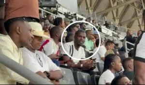 Umusifuzi Ngabosiyonga Patrick wasifuye umukino wa Bugesera FC na Rayon Sports ugafatirwamo ibyemezo byateje imvururu, yaserukanye umwambaro ku mukino wa APR FC na Musanze FC warikoroje ku mbuga nkoranyambaga