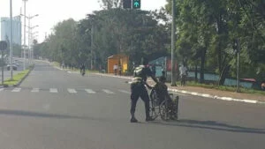 Umuturage yashatse kugurira umupolisi agafanta ka 30,000 Frw, Polisi y’u Rwanda imusubiza ibintu biba birebire!