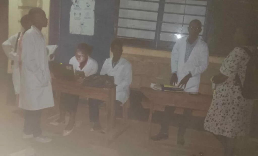 Ijoro ryacyeye abana bavuye mu manota umuyobozi w’ikigo yafashe abarimu 6 barimo abagabo n’abagore arabafungirana bagera saa ine z’ijoro kubera ibyo yashaka kubakoresha