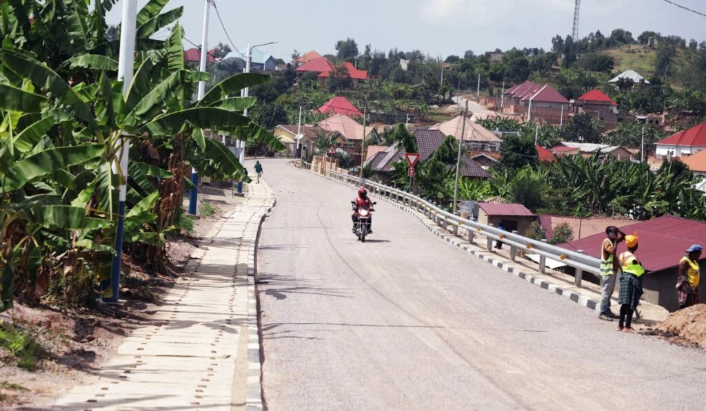 Ishimwe wo mu murenge wa Shyogwe yafashe abasore babiri bari kurira ubuntu amandazi y’umucuruzi gusa ibyabaye ku isura akimara kubafata ntazigira abyibagirwa kugera mu busaza – Ifoto