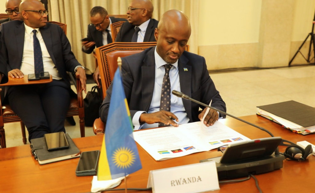 Olivier Nduhungirehe yakosoye ibyatangajwe n’ikinyamakuru ku masezerano asinywa n’u Rwanda na Congo