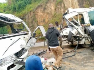 Imodoka 2 za Coaster zitwara abagenzi mu buryo bwa rusange zakoze impanuka ikomeye yabereye i Rubengera mu Karere ka Karongi – AMAFOTO