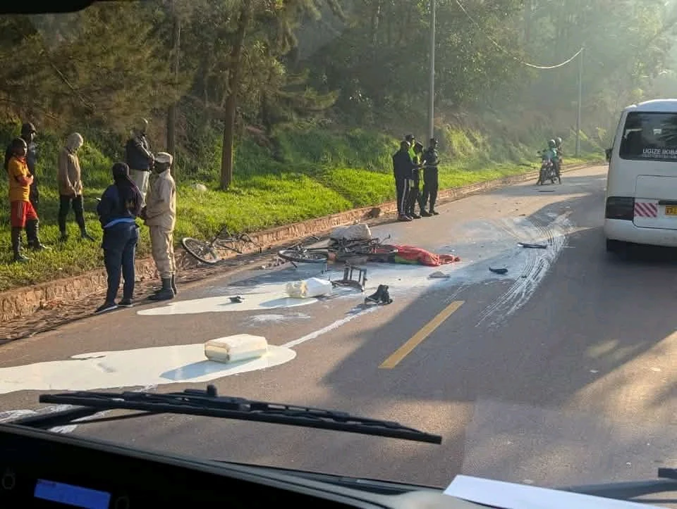 Kigali habereye impanuka ikomeye ubwo imodoka yagongaga abanyonzi bari mu kivunge batwaye amata ku magare – AMAFOTO