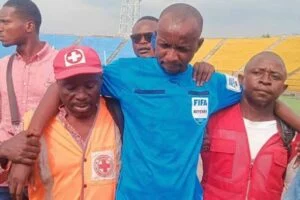 Yagerageje kwirwanaho biba iby’ubusa! Umusifuzi wo muri Congo wirengagije penaliti yakubiswe bikomeye cyane (VIDEO)