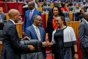 Abakozi ba Leta bazamara iminsi 6 batagera mu biro byabo! Guverinoma yatanze iminsi ine y’ikiruhuko rusange