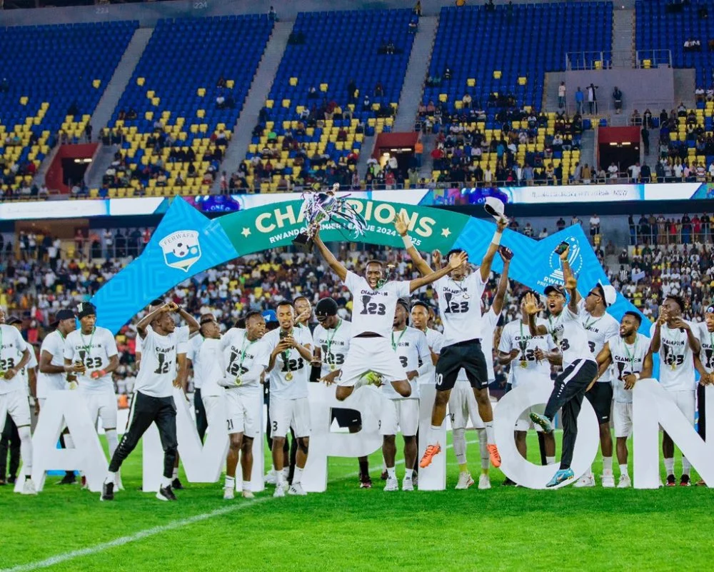 Nyamukandagiramukibuga yakubuye! APR FC yatandukanye n’abakinnyi batandatu, ikomeza kugura abandi bashya