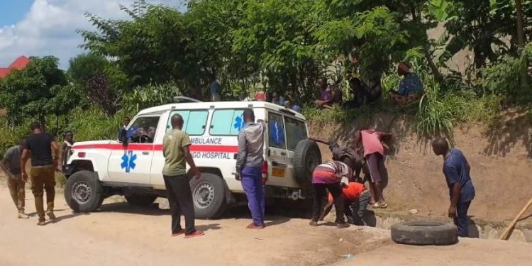 Yari igiye gutabara abakoze impanuka! Imbangukiragutabara yakoze impanuka ihitana umwana wari mu nzira