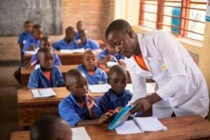 Abarimu batazi icyongereza bagiye kwirukanwa