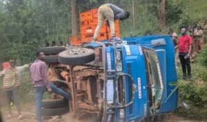 Rwamagana: Imodoka yari itwaye inzoga, yakoze impanuka abaturage bahurura bashaka gutwara inzoga