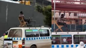 Polisi iri guhigisha uruhindu umusore wagaragaraye anywera byeri hejuru ya ‘taxi’ igenda mu muhanda rwagati – VIDEWO