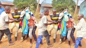 Ejo hashize mu mudugudu wa Ituze abantu bafashe umugabo wibye Ibendera ry’igihugu