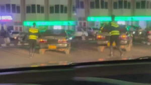 Camera ziba ziteguye kubafata! Ibyo umupolisi wo mu muhanda yakoreye umushoferi imodoka yari ikwamiyeho byagaragaje uko bakora – VIDEWO