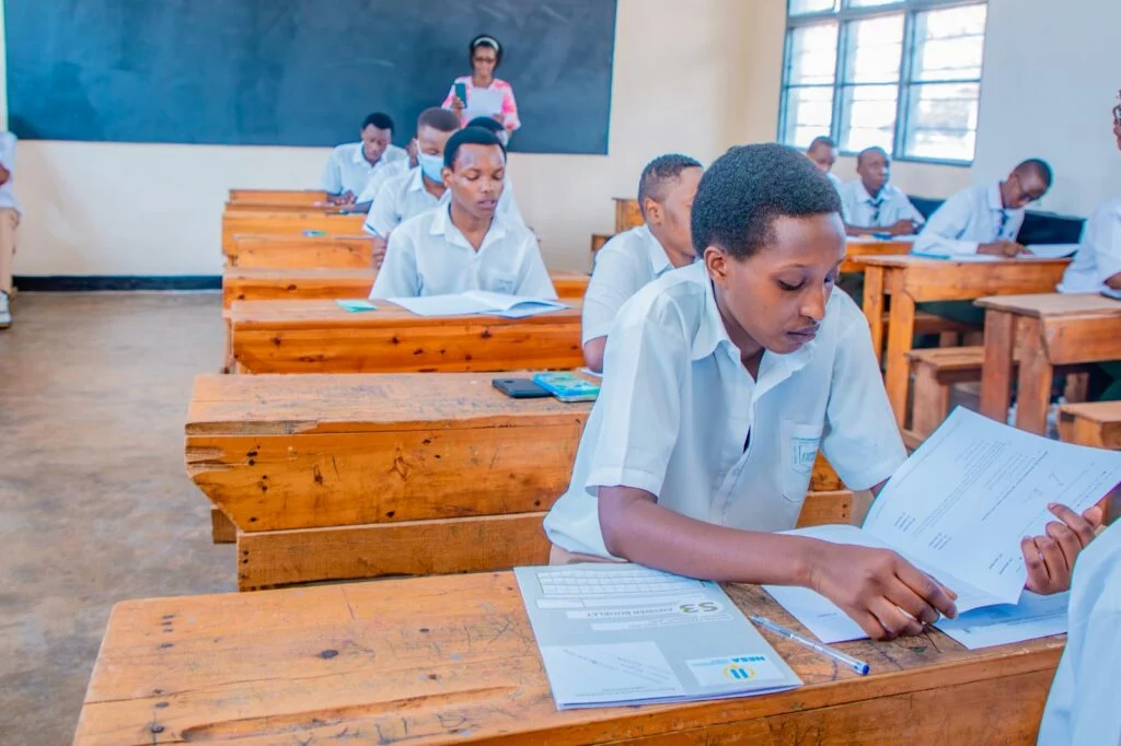 Bari guhabwa ibibazo n’ibisubizo byabyo! Abanyeshuri 255,000 bakoze Ibizamini bya leta bahuye n’impinduka batari biteze
