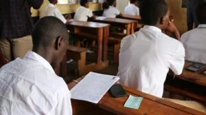 Yaje yacyambariyeho maze bamusatse barakibona, ahita ajyanwa n’inzego z’umutekano! Umunyeshuri w’imyaka 17 w’i Nyamasheke ari gukorera ikizamini cya Leta kuri polisi