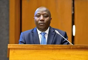 Ajyana n’abagize guverinoma bose! – ingingo ku yindi y’uko bigenda iyo minisiteri w’intebe avuyeho