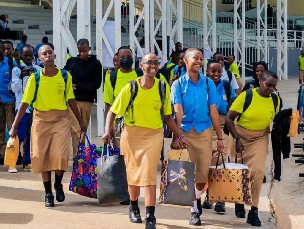 Amasomo agiye kujya atangira saa mbili, amashami nka PCB, MCB, LKK, MEG n’andi yose yari asanzwe, yakuweho – Impinduka mu burezi bw’u Rwanda 