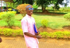 Umugore wa Bishop Gafaranga yasutse amarira hanze y’urukiko nyuma yo gusohorwa mu rubanza rwe – Gafaranga we, asohoka mu rukiko amwenyura (AMAFOTO)