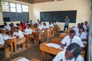 Gatsibo: Umunyeshuri yageze ku kizamini cya Leta abura ibyo asubiza, birangira agiciye akijugunya mu bwiherero