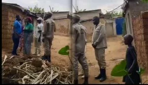 Videwo: Abanyerondo banyuze imbere y’urugo rwa Murokore, Murokore arabatangira arabakubuta atazi ko hari abari kumufata videwo